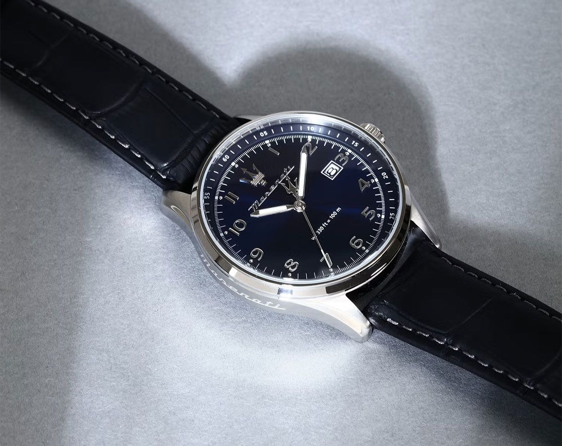 montre maserati sorpasso – r8851124003 – boîtier inox 42 mm – mouvement miyota – bracelet en cuir – cristal minéral – résistante à l'eau 10 atm (adaptée à la natation) – garantie 2 ans.