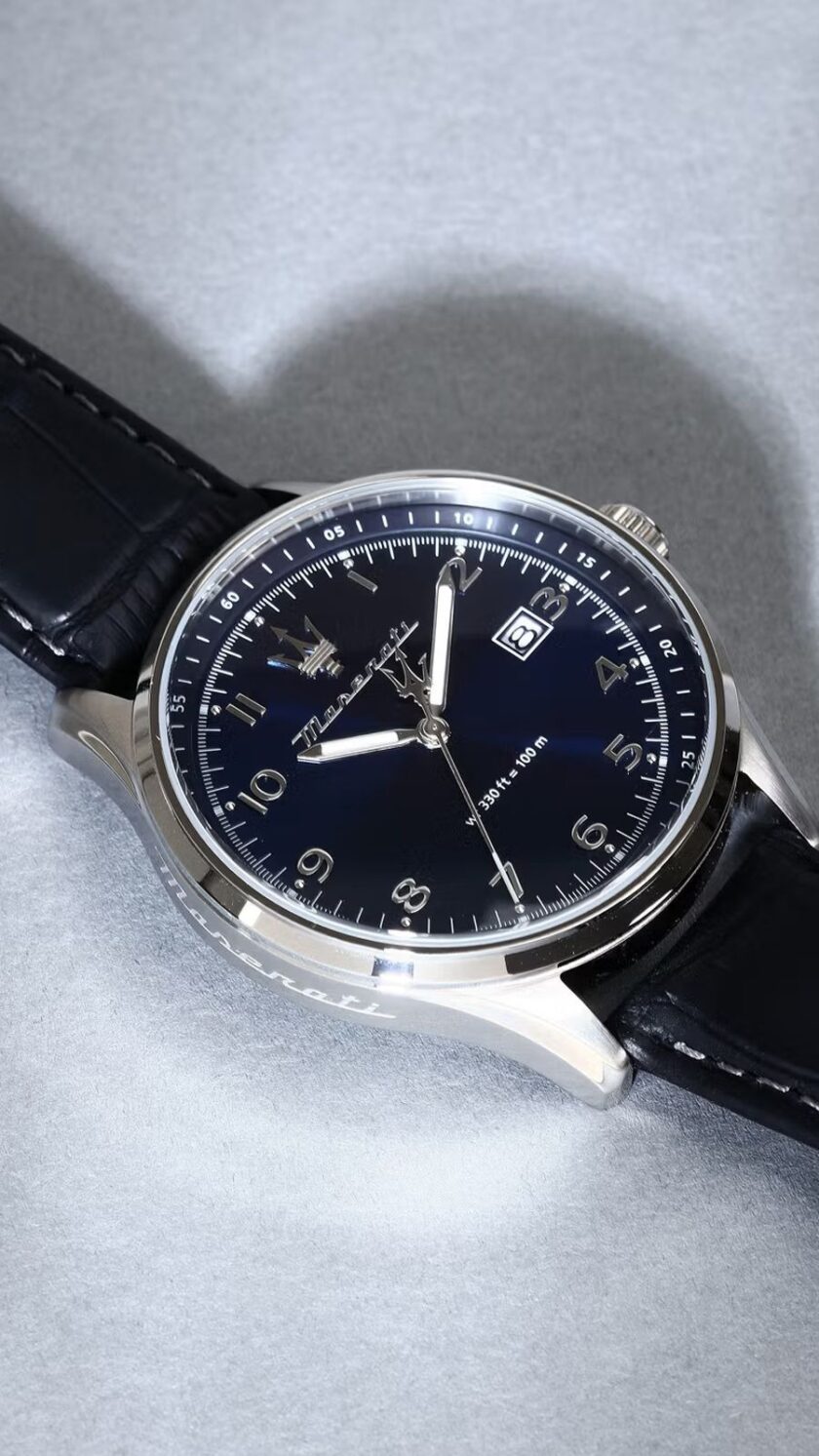 montre maserati sorpasso – r8851124003 – boîtier inox 42 mm – mouvement miyota – bracelet en cuir – cristal minéral – résistante à l'eau 10 atm (adaptée à la natation) – garantie 2 ans.