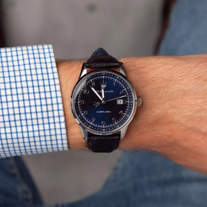 Montre Maserati Sorpasso – R8851124003 – Boîtier Inox 42 mm – Mouvement Miyota – Bracelet en Cuir – Cristal Minéral – Résistante à l'Eau 10 ATM (Adaptée à la Natation) – Garantie 2 Ans.