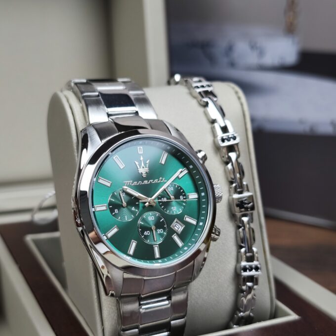 montre homme maserati attrazione – r8853151017 – boîtier acier inoxydable 43 mm – cadran vert sunray – mouvement analogique – bracelet acier inoxydable – pierre zircon noire – résistante à l’eau 5 atm – boucle déployante à sécurité – garantie maserati.