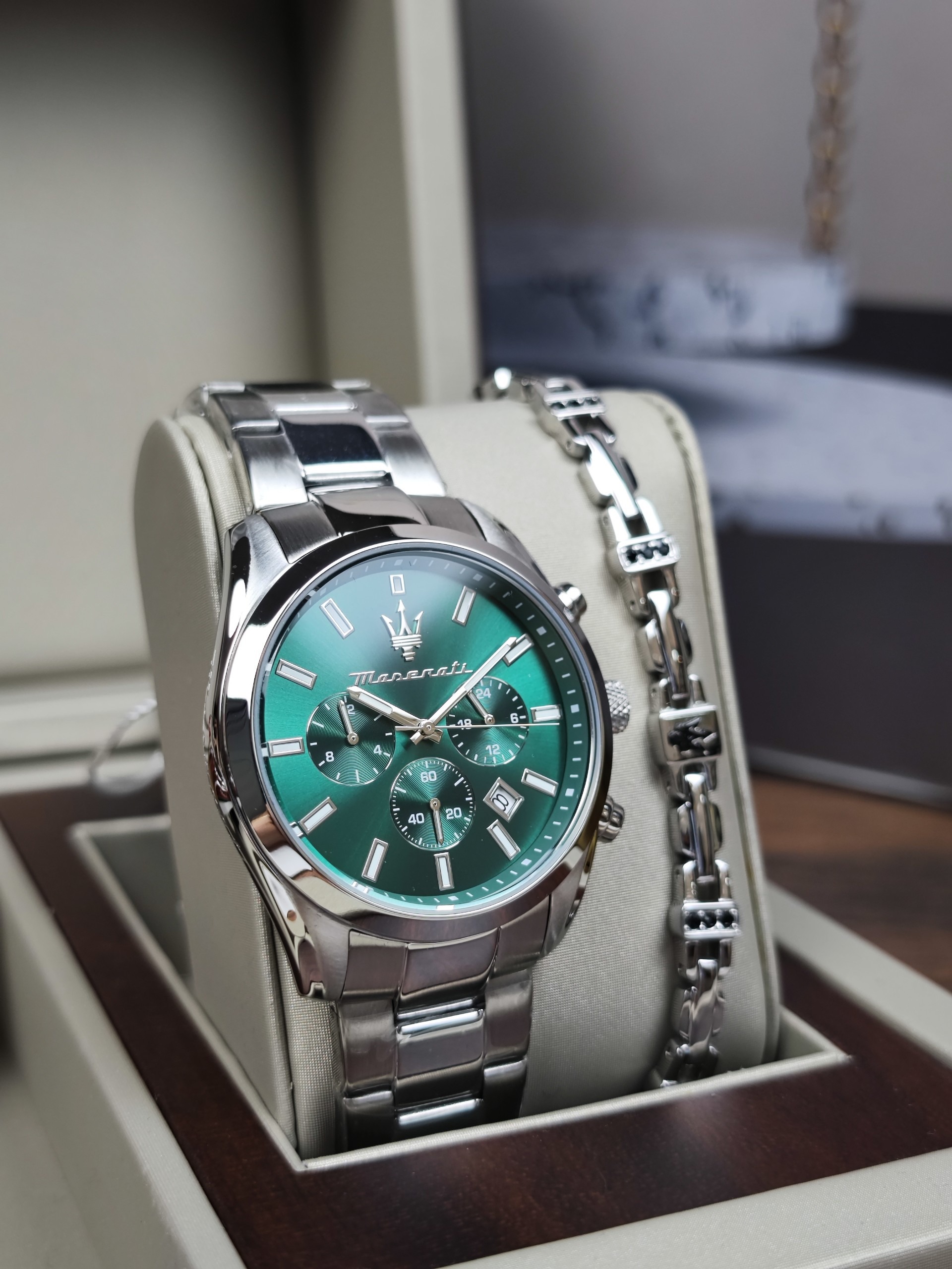 montre homme maserati attrazione – r8853151017 – boîtier acier inoxydable 43 mm – cadran vert sunray – mouvement analogique – bracelet acier inoxydable – pierre zircon noire – résistante à l’eau 5 atm – boucle déployante à sécurité – garantie maserati.