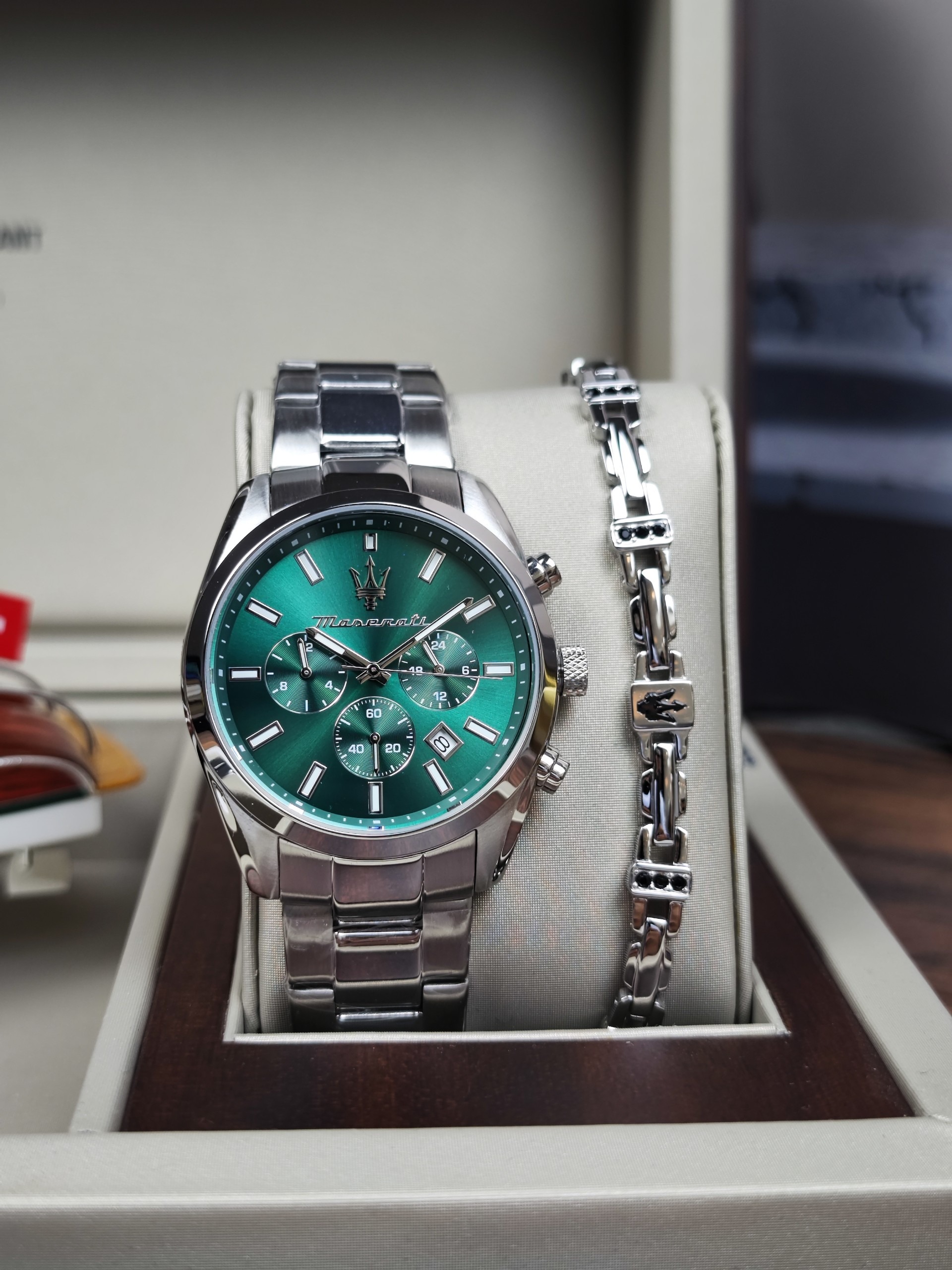 montre homme maserati attrazione – r8853151017 – boîtier acier inoxydable 43 mm – cadran vert sunray – mouvement analogique – bracelet acier inoxydable – pierre zircon noire – résistante à l’eau 5 atm – boucle déployante à sécurité – garantie maserati.