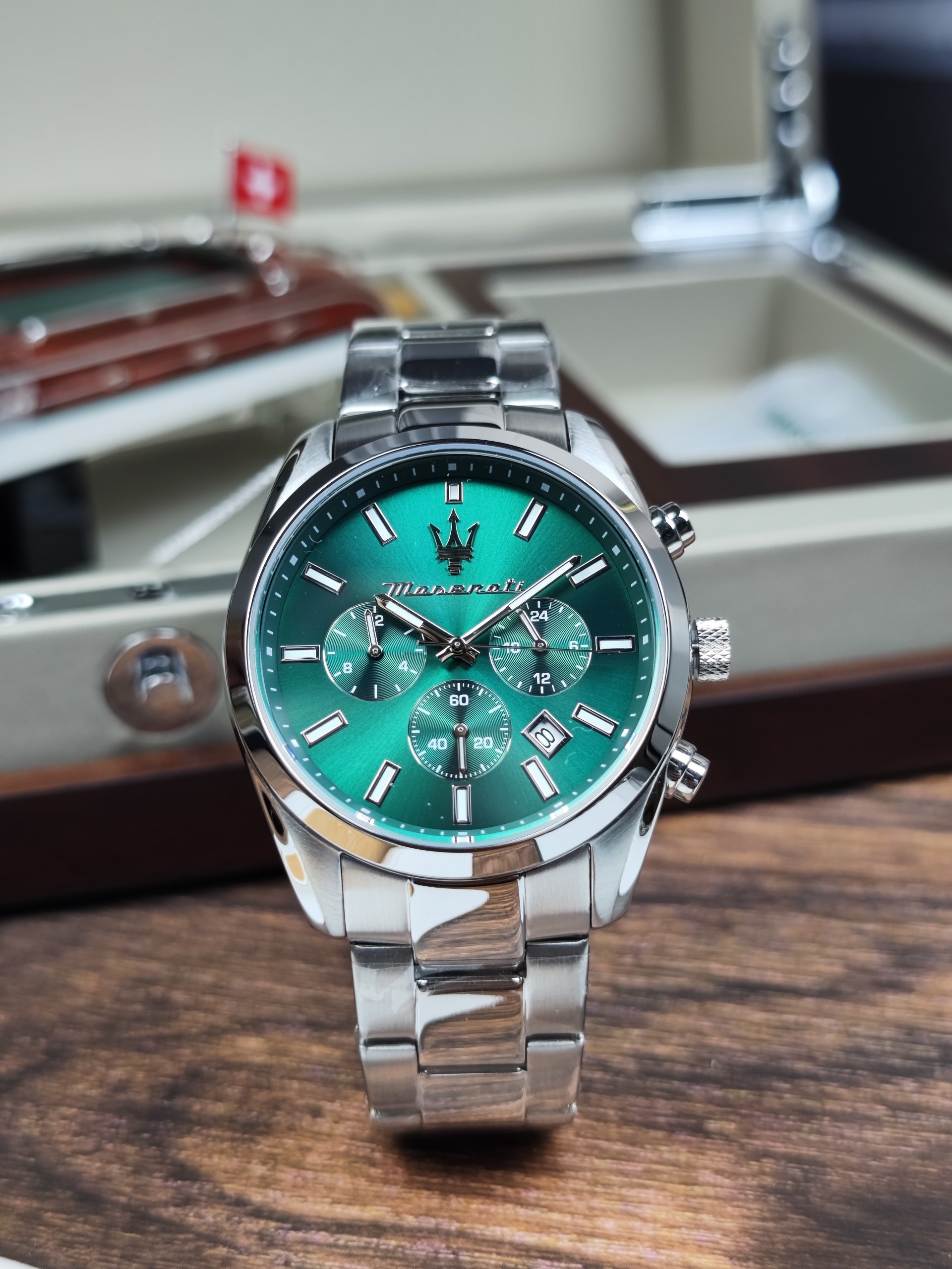 montre homme maserati attrazione – r8853151017 – boîtier acier inoxydable 43 mm – cadran vert sunray – mouvement analogique – bracelet acier inoxydable – pierre zircon noire – résistante à l’eau 5 atm – boucle déployante à sécurité – garantie maserati.