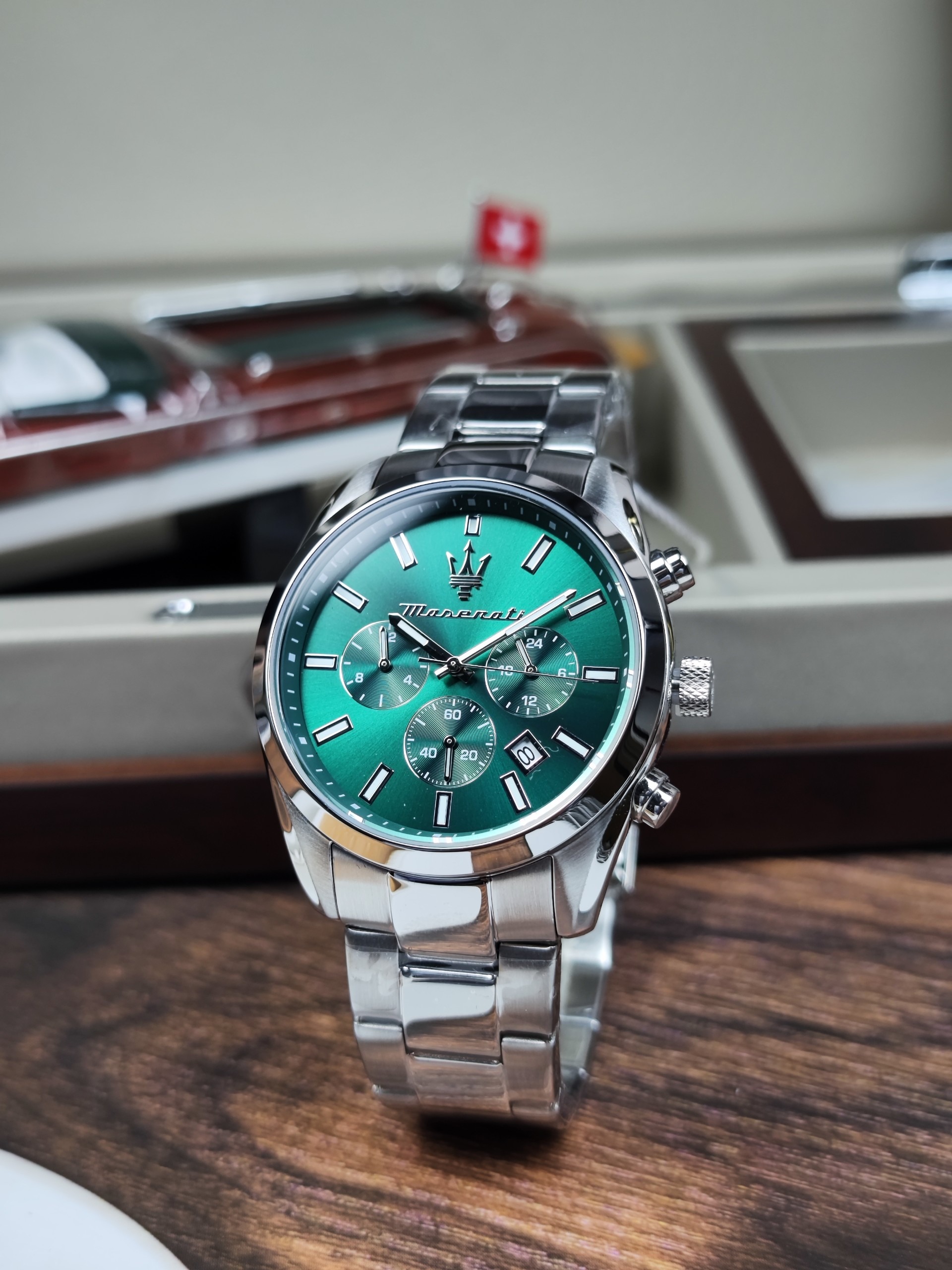 montre homme maserati attrazione – r8853151017 – boîtier acier inoxydable 43 mm – cadran vert sunray – mouvement analogique – bracelet acier inoxydable – pierre zircon noire – résistante à l’eau 5 atm – boucle déployante à sécurité – garantie maserati.