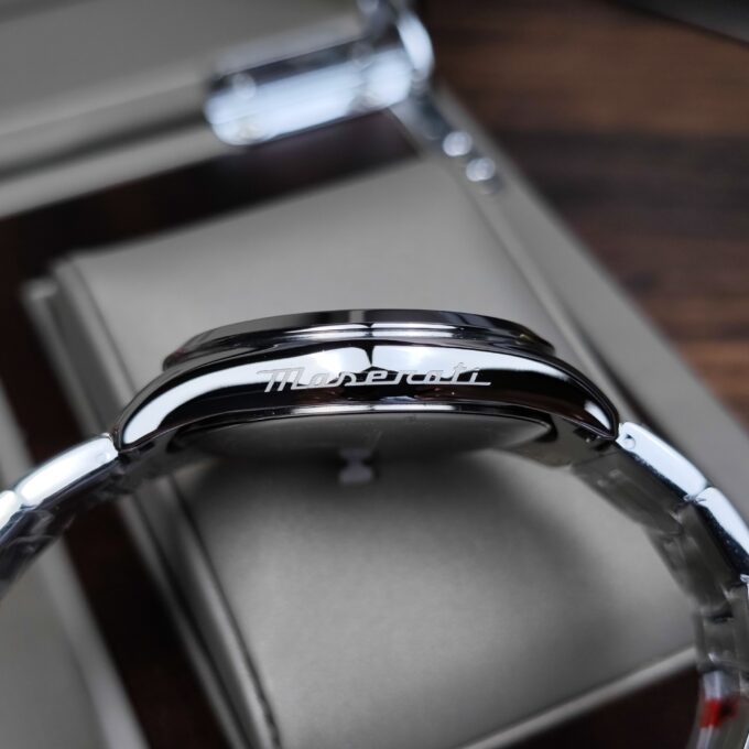 Montre Homme Maserati Attrazione – R8853151017 – Boîtier Acier Inoxydable 43 mm – Cadran Vert Sunray – Mouvement Analogique – Bracelet Acier Inoxydable – Pierre Zircon Noire – Résistante à l’Eau 5 ATM – Boucle Déployante à Sécurité – Garantie Maserati.