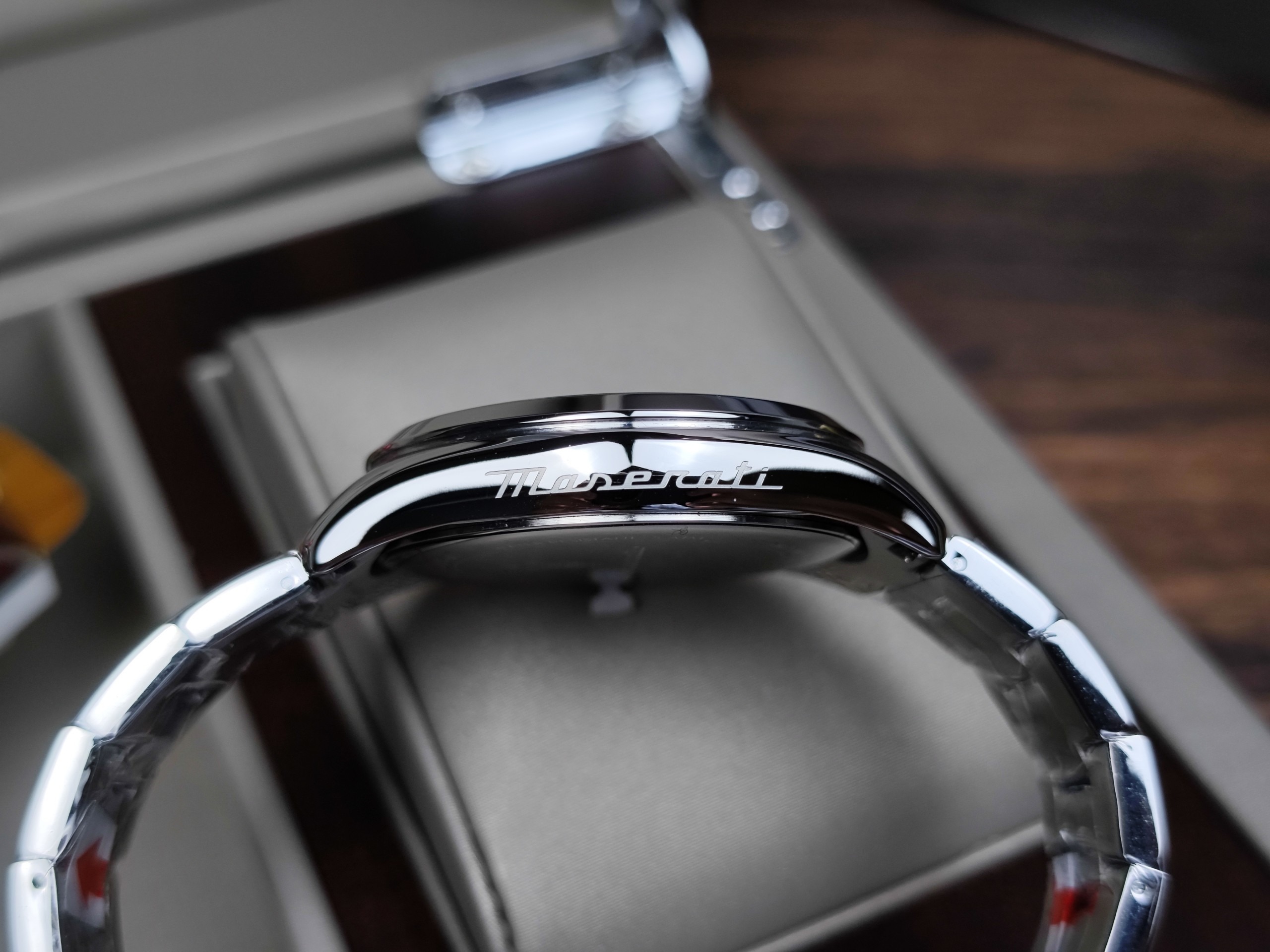 montre homme maserati attrazione – r8853151017 – boîtier acier inoxydable 43 mm – cadran vert sunray – mouvement analogique – bracelet acier inoxydable – pierre zircon noire – résistante à l’eau 5 atm – boucle déployante à sécurité – garantie maserati.
