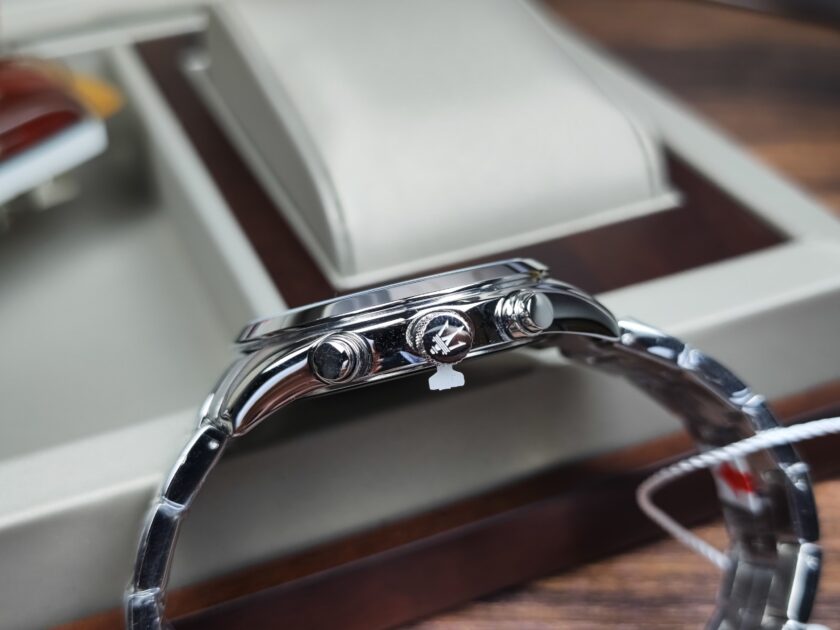 montre homme maserati attrazione – r8853151017 – boîtier acier inoxydable 43 mm – cadran vert sunray – mouvement analogique – bracelet acier inoxydable – pierre zircon noire – résistante à l’eau 5 atm – boucle déployante à sécurité – garantie maserati.