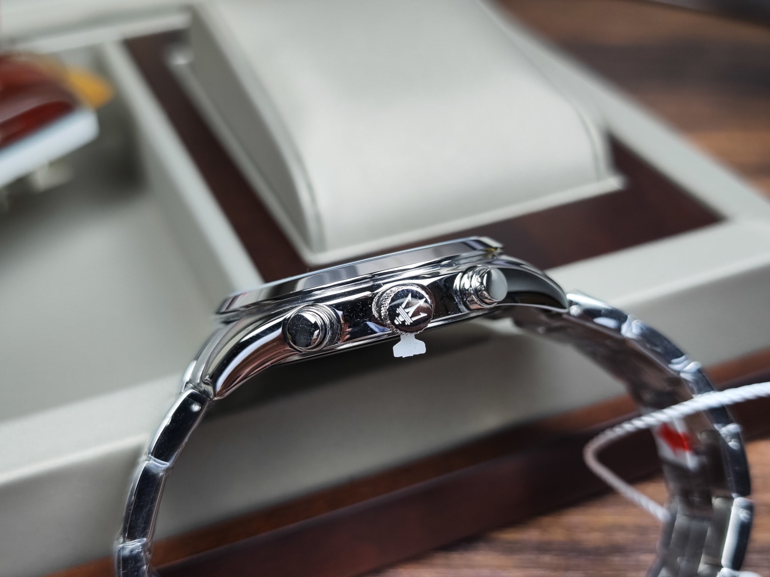 montre homme maserati attrazione – r8853151017 – boîtier acier inoxydable 43 mm – cadran vert sunray – mouvement analogique – bracelet acier inoxydable – pierre zircon noire – résistante à l’eau 5 atm – boucle déployante à sécurité – garantie maserati.