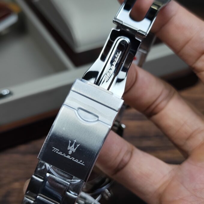 Montre Homme Maserati Attrazione – R8853151017 – Boîtier Acier Inoxydable 43 mm – Cadran Vert Sunray – Mouvement Analogique – Bracelet Acier Inoxydable – Pierre Zircon Noire – Résistante à l’Eau 5 ATM – Boucle Déployante à Sécurité – Garantie Maserati.