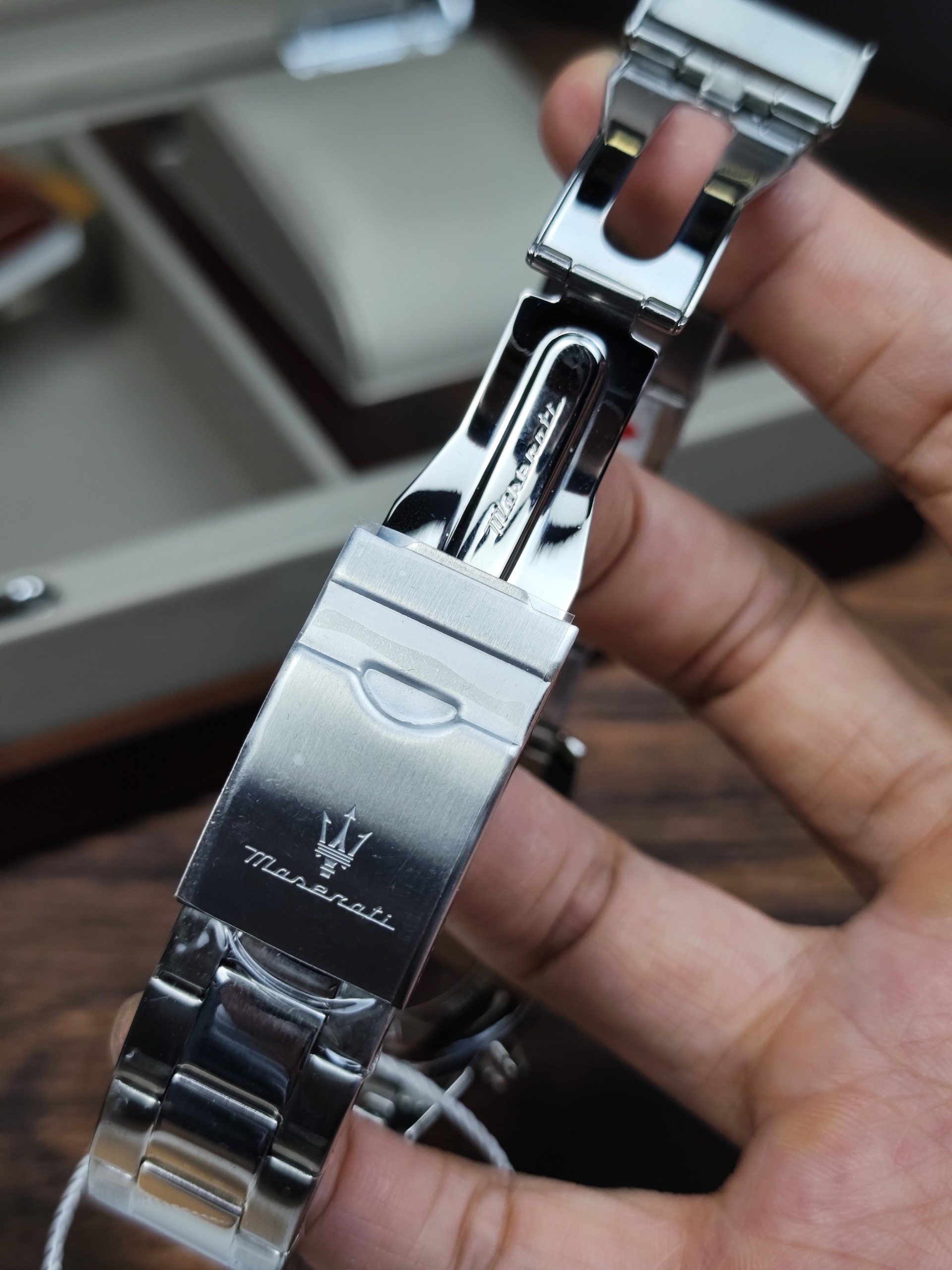 montre homme maserati attrazione – r8853151017 – boîtier acier inoxydable 43 mm – cadran vert sunray – mouvement analogique – bracelet acier inoxydable – pierre zircon noire – résistante à l’eau 5 atm – boucle déployante à sécurité – garantie maserati.