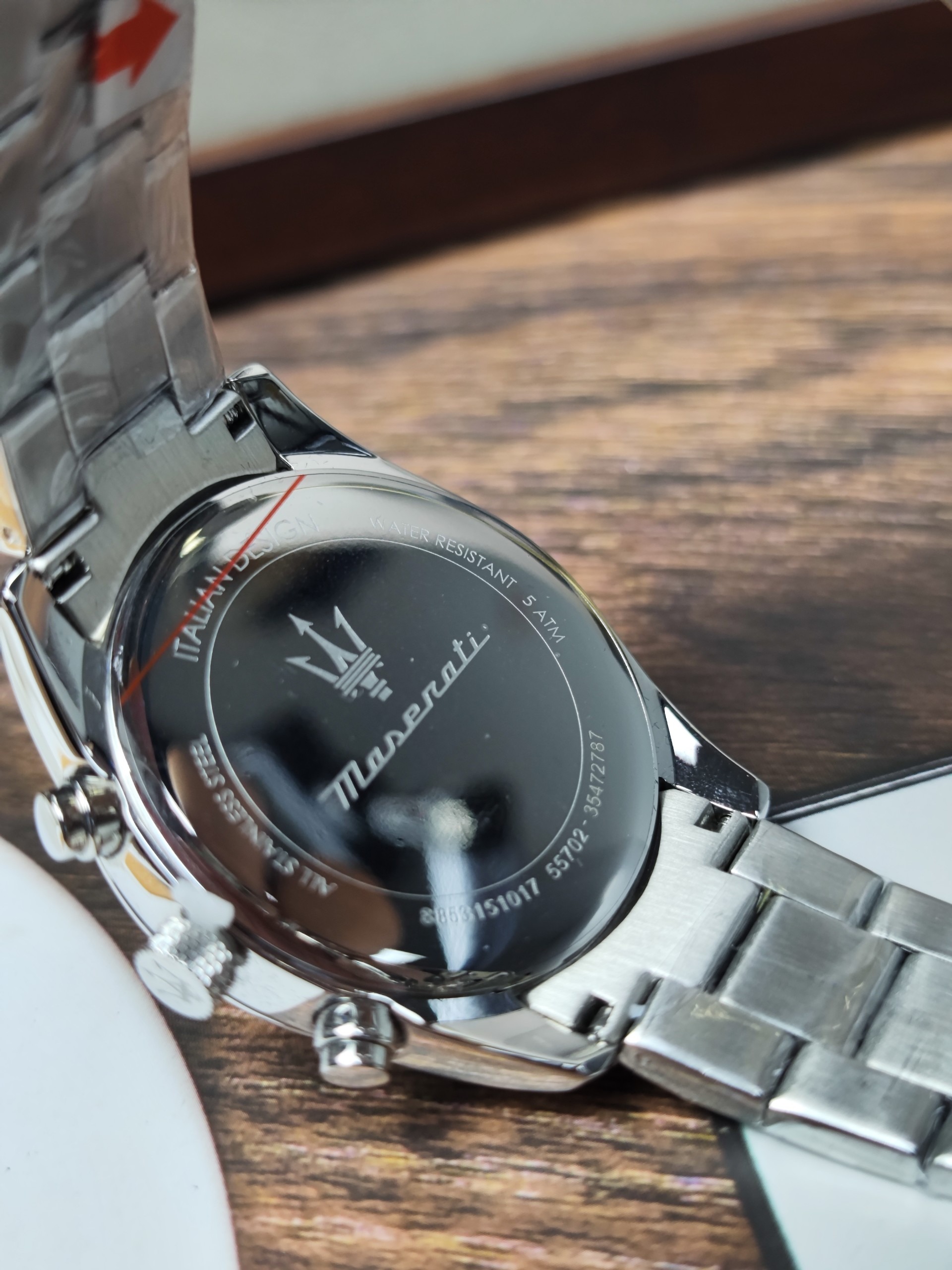 montre homme maserati attrazione – r8853151017 – boîtier acier inoxydable 43 mm – cadran vert sunray – mouvement analogique – bracelet acier inoxydable – pierre zircon noire – résistante à l’eau 5 atm – boucle déployante à sécurité – garantie maserati.