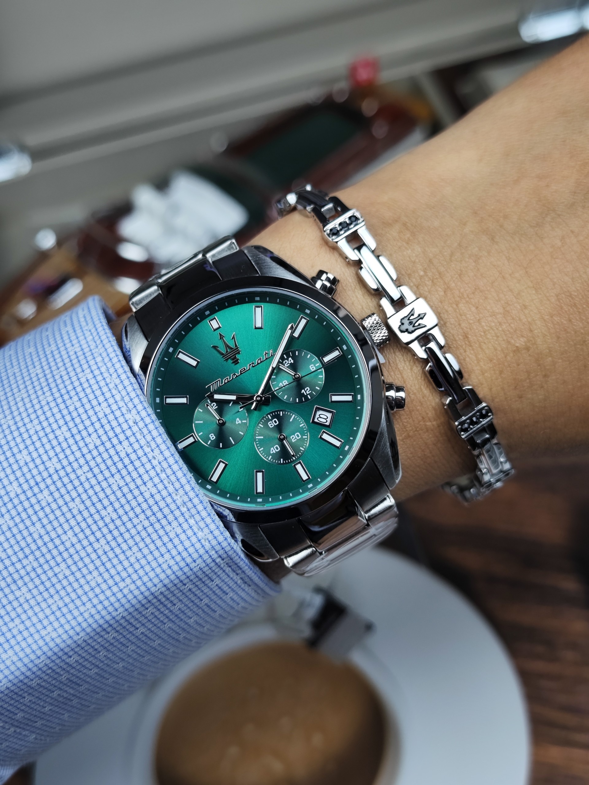 montre homme maserati attrazione – r8853151017 – boîtier acier inoxydable 43 mm – cadran vert sunray – mouvement analogique – bracelet acier inoxydable – pierre zircon noire – résistante à l’eau 5 atm – boucle déployante à sécurité – garantie maserati.