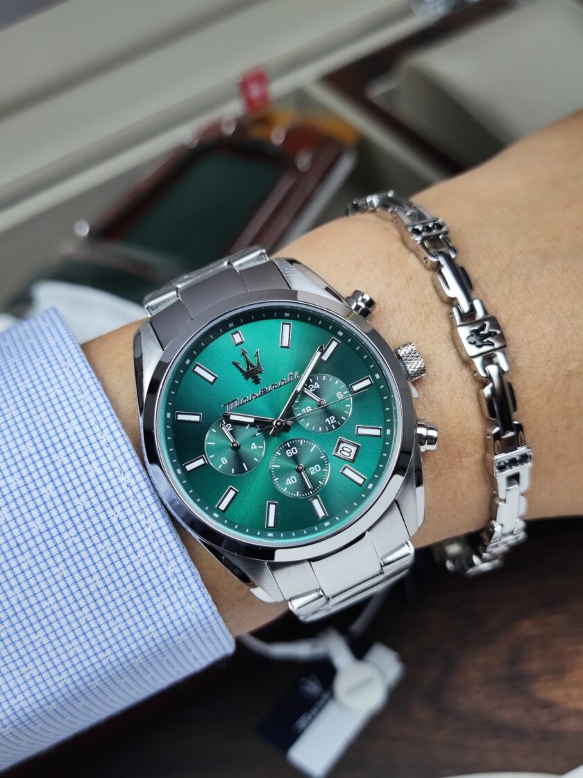 montre homme maserati attrazione – r8853151017 – boîtier acier inoxydable 43 mm – cadran vert sunray – mouvement analogique – bracelet acier inoxydable – pierre zircon noire – résistante à l’eau 5 atm – boucle déployante à sécurité – garantie maserati.