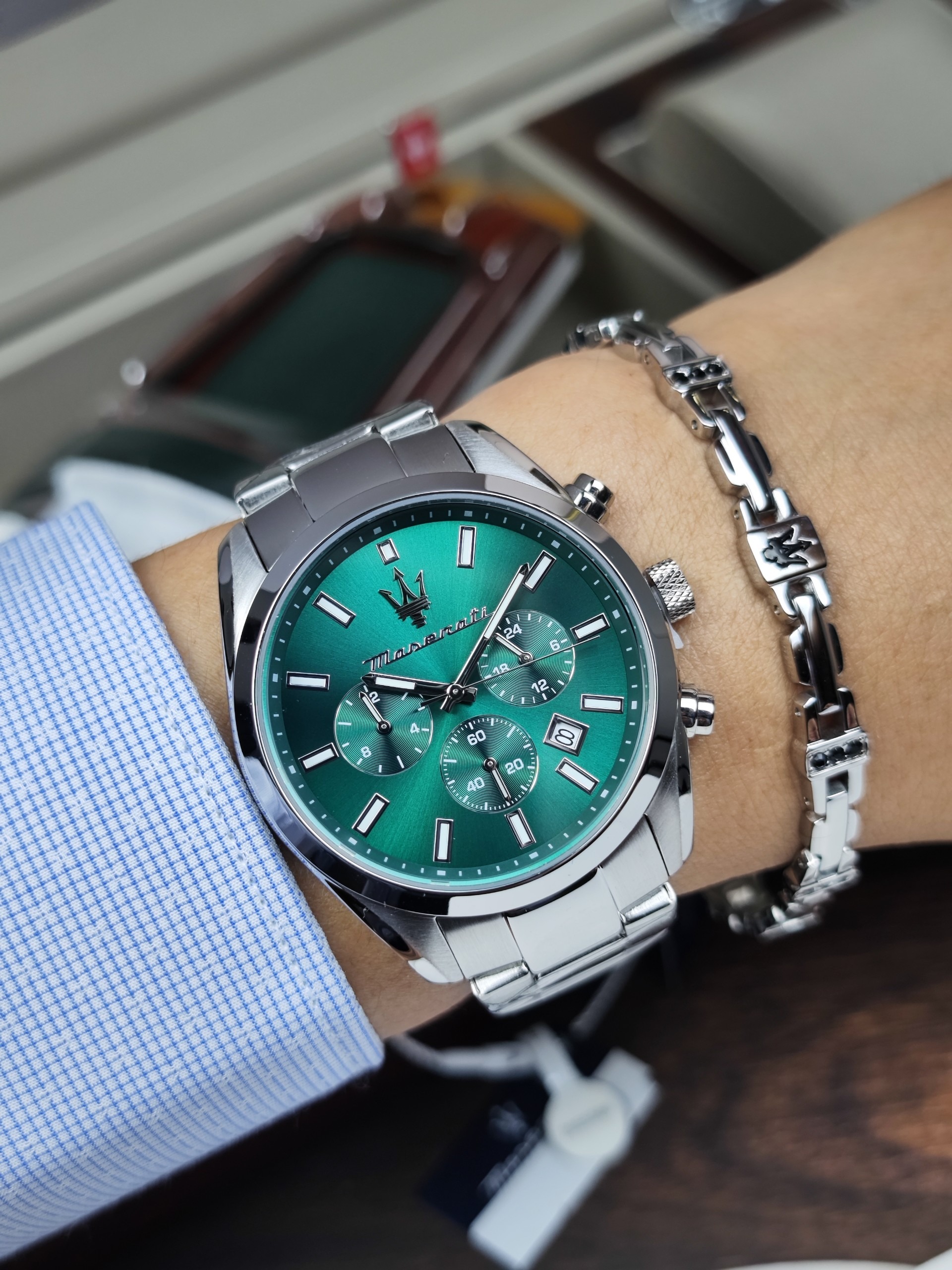 montre homme maserati attrazione – r8853151017 – boîtier acier inoxydable 43 mm – cadran vert sunray – mouvement analogique – bracelet acier inoxydable – pierre zircon noire – résistante à l’eau 5 atm – boucle déployante à sécurité – garantie maserati.