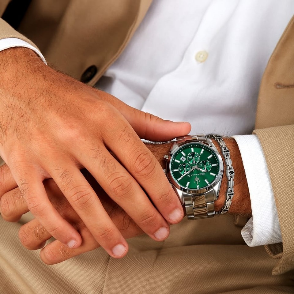 montre homme maserati attrazione – r8853151017 – boîtier acier inoxydable 43 mm – cadran vert sunray – mouvement analogique – bracelet acier inoxydable – pierre zircon noire – résistante à l’eau 5 atm – boucle déployante à sécurité – garantie maserati.