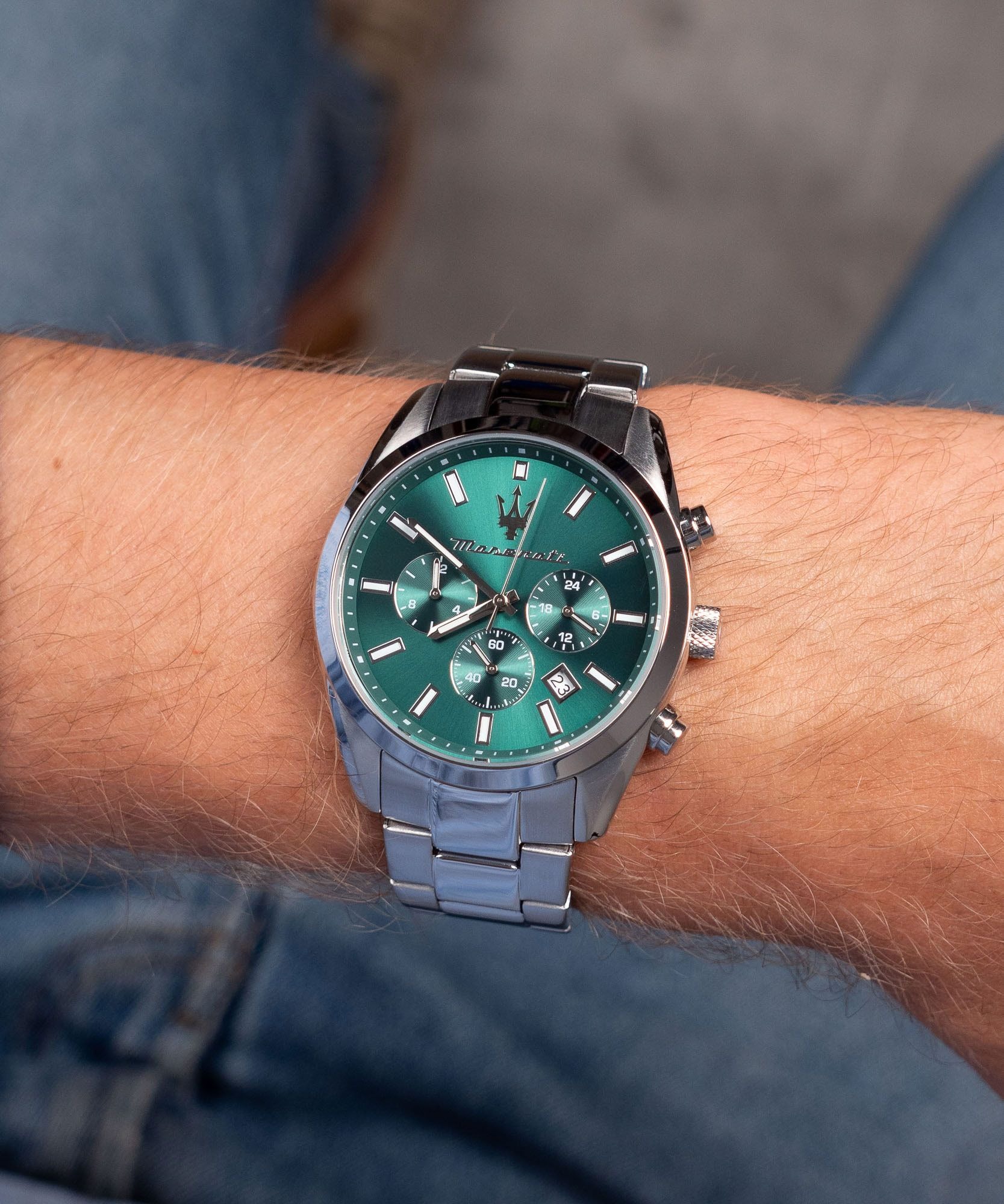 montre homme maserati attrazione – r8853151017 – boîtier acier inoxydable 43 mm – cadran vert sunray – mouvement analogique – bracelet acier inoxydable – pierre zircon noire – résistante à l’eau 5 atm – boucle déployante à sécurité – garantie maserati.