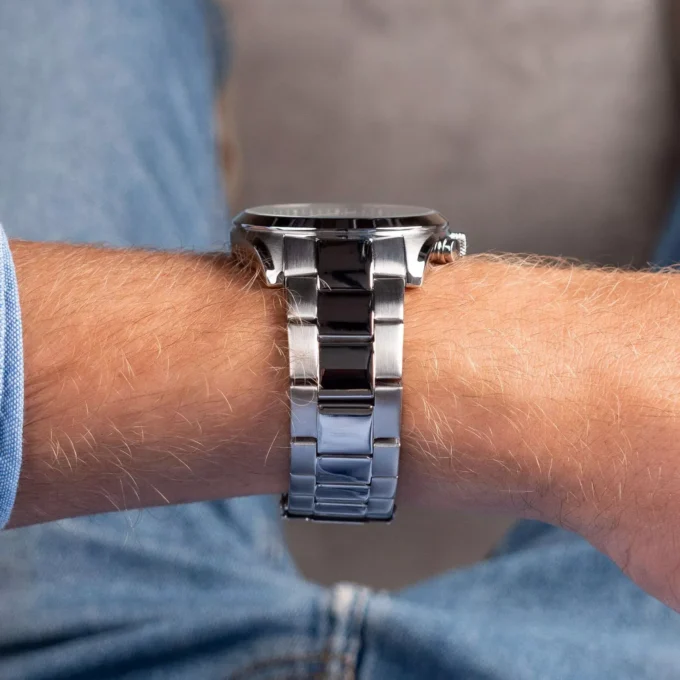 Montre Homme Maserati Attrazione – R8853151017 – Boîtier Acier Inoxydable 43 mm – Cadran Vert Sunray – Mouvement Analogique – Bracelet Acier Inoxydable – Pierre Zircon Noire – Résistante à l’Eau 5 ATM – Boucle Déployante à Sécurité – Garantie Maserati.