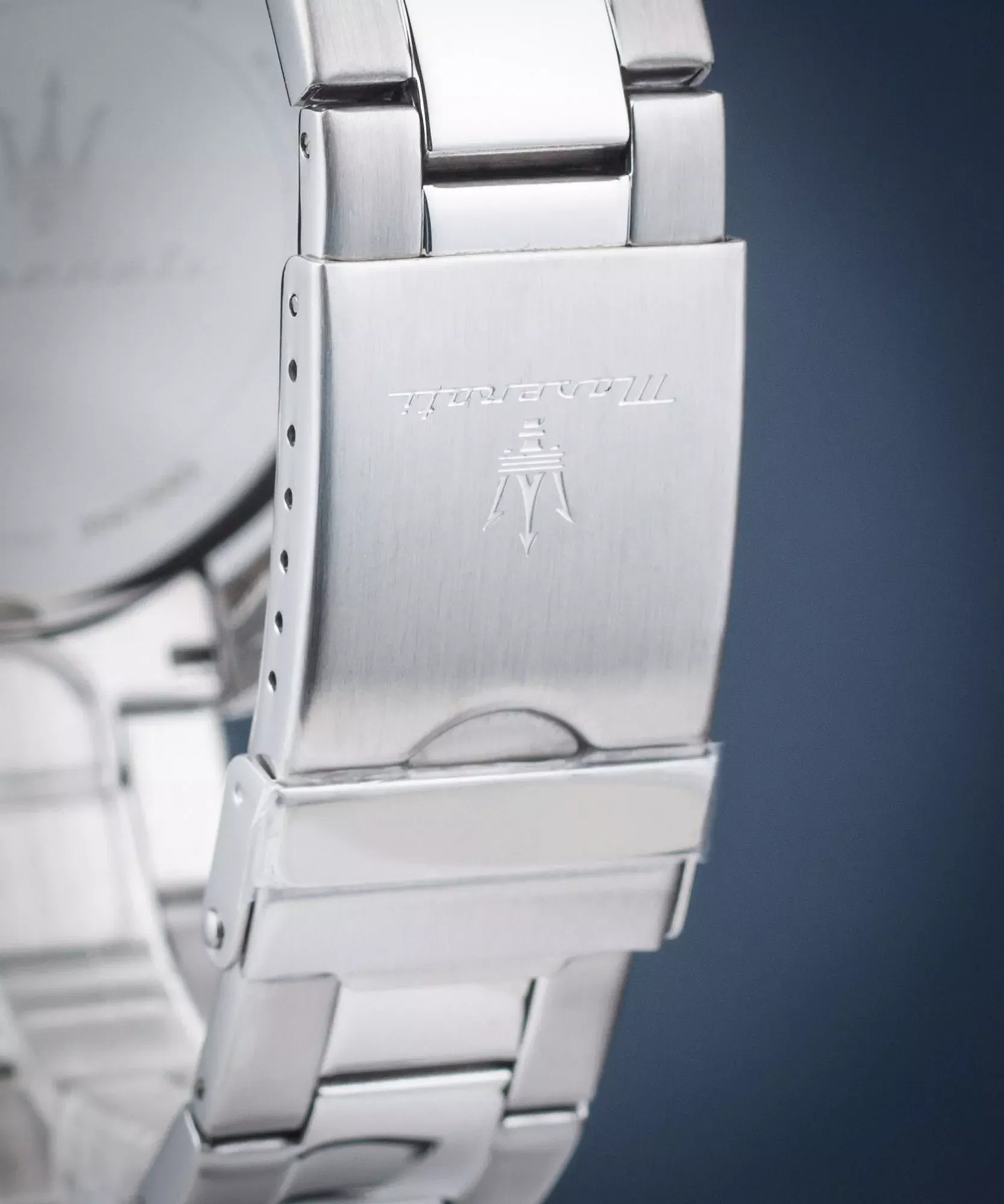 montre homme maserati attrazione – r8853151017 – boîtier acier inoxydable 43 mm – cadran vert sunray – mouvement analogique – bracelet acier inoxydable – pierre zircon noire – résistante à l’eau 5 atm – boucle déployante à sécurité – garantie maserati.