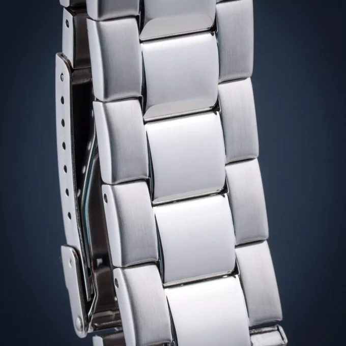 Montre Homme Maserati Attrazione – R8853151017 – Boîtier Acier Inoxydable 43 mm – Cadran Vert Sunray – Mouvement Analogique – Bracelet Acier Inoxydable – Pierre Zircon Noire – Résistante à l’Eau 5 ATM – Boucle Déployante à Sécurité – Garantie Maserati.