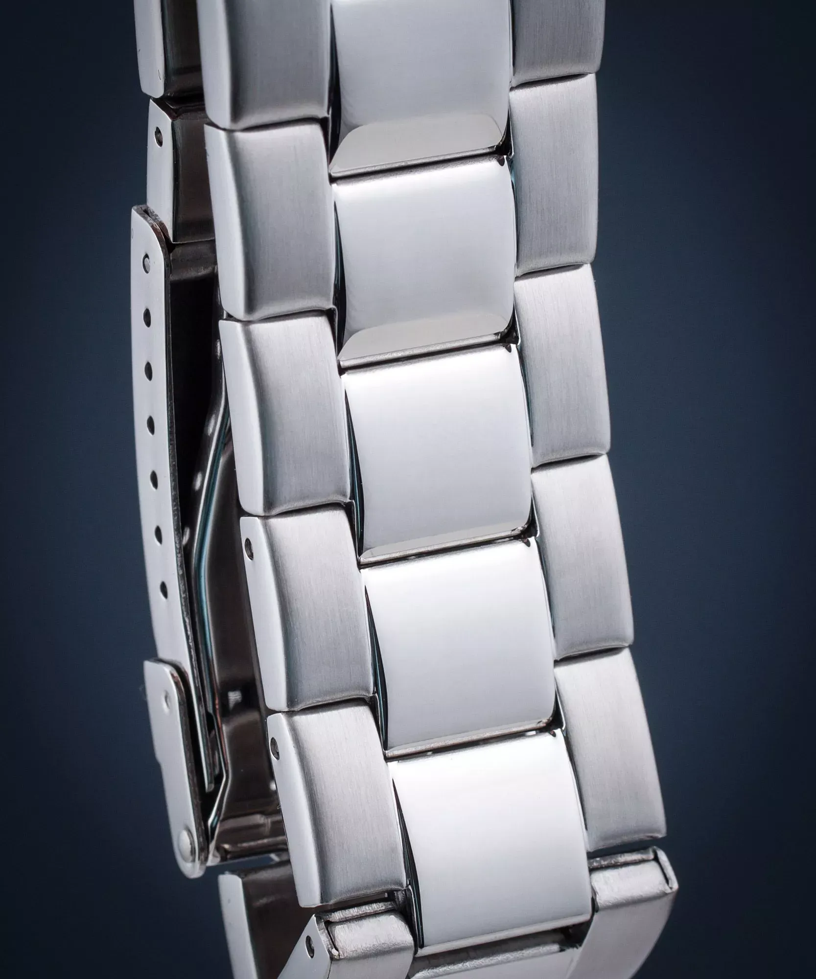 montre homme maserati attrazione – r8853151017 – boîtier acier inoxydable 43 mm – cadran vert sunray – mouvement analogique – bracelet acier inoxydable – pierre zircon noire – résistante à l’eau 5 atm – boucle déployante à sécurité – garantie maserati.