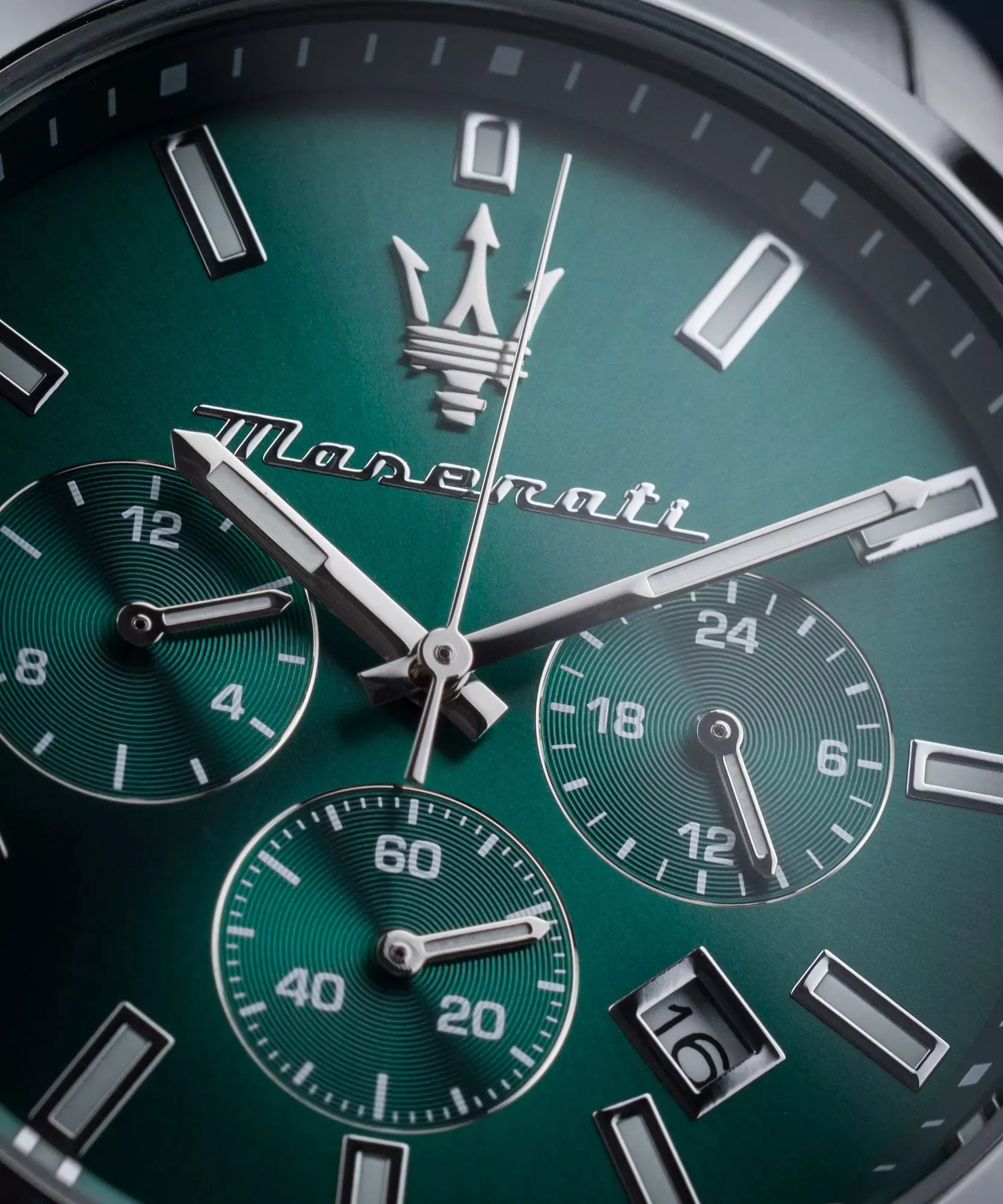 montre homme maserati attrazione – r8853151017 – boîtier acier inoxydable 43 mm – cadran vert sunray – mouvement analogique – bracelet acier inoxydable – pierre zircon noire – résistante à l’eau 5 atm – boucle déployante à sécurité – garantie maserati.