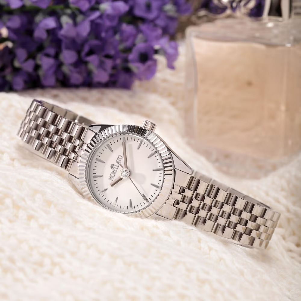 montre femme morellato magia – r0153165520 – boîtier acier inox 28 mm argenté – cadran blanc – bracelet métal argenté – mouvement quartz – résistante à l'eau 3 atm – garantie 2 ans – emballage original morellato.
