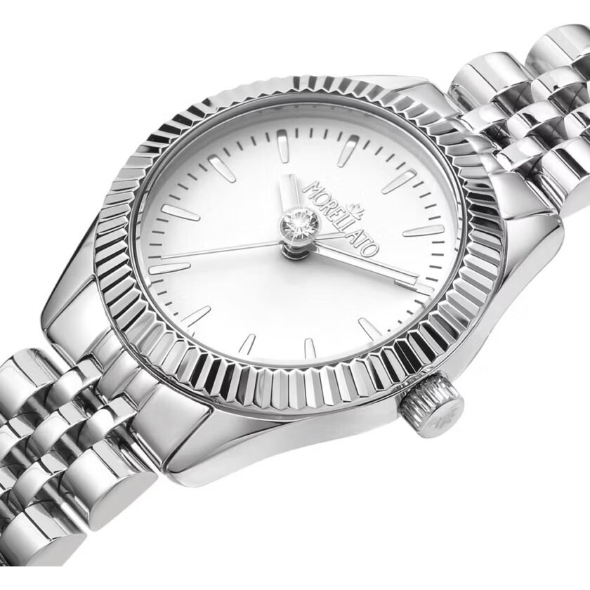 montre femme morellato magia – r0153165520 – boîtier acier inox 28 mm argenté – cadran blanc – bracelet métal argenté – mouvement quartz – résistante à l'eau 3 atm – garantie 2 ans – emballage original morellato.