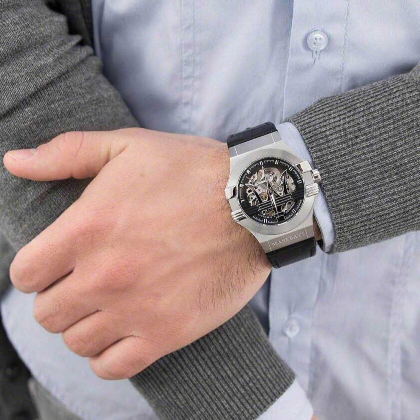 montre homme maserati potenza – r8821108038 – automatique – cadran 42 mm argenté – bracelet cuir noir – verre saphir – boucle ardillon – Étanchéité 100 mètres – garantie 2 ans – design Élégant avec trident central et rouages apparents verre saphir