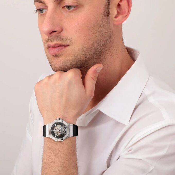 Montre Homme Maserati Potenza – R8821108038 – Automatique – Cadran 42 mm Argenté – Bracelet Cuir Noir – Verre Saphir – Boucle Ardillon – Étanchéité 100 Mètres – Garantie 2 Ans – Design Élégant avec Trident Central et Rouages Apparents - Verre Saphir