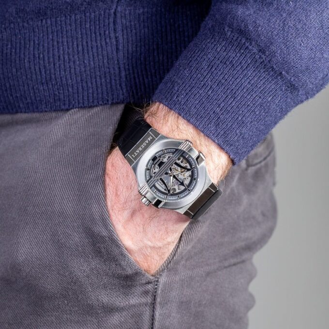 Montre Homme Maserati Potenza – R8821108038 – Automatique – Cadran 42 mm Argenté – Bracelet Cuir Noir – Verre Saphir – Boucle Ardillon – Étanchéité 100 Mètres – Garantie 2 Ans – Design Élégant avec Trident Central et Rouages Apparents - Verre Saphir