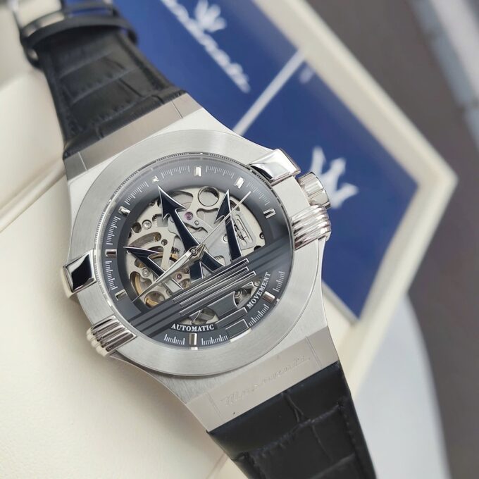 Montre Homme Maserati Potenza – R8821108038 – Automatique – Cadran 42 mm Argenté – Bracelet Cuir Noir – Verre Saphir – Boucle Ardillon – Étanchéité 100 Mètres – Garantie 2 Ans – Design Élégant avec Trident Central et Rouages Apparents - Verre Saphir