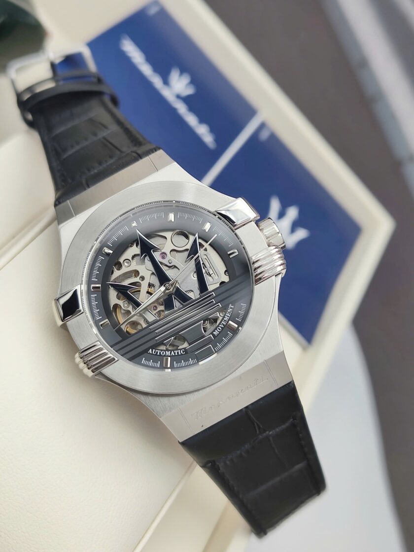 montre homme maserati potenza – r8821108038 – automatique – cadran 42 mm argenté – bracelet cuir noir – verre saphir – boucle ardillon – Étanchéité 100 mètres – garantie 2 ans – design Élégant avec trident central et rouages apparents verre saphir