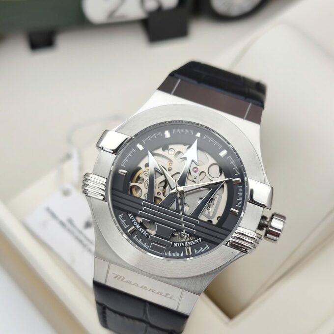 Montre Homme Maserati Potenza – R8821108038 – Automatique – Cadran 42 mm Argenté – Bracelet Cuir Noir – Verre Saphir – Boucle Ardillon – Étanchéité 100 Mètres – Garantie 2 Ans – Design Élégant avec Trident Central et Rouages Apparents - Verre Saphir