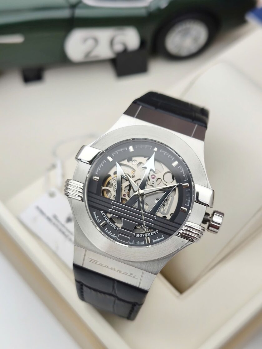 montre homme maserati potenza – r8821108038 – automatique – cadran 42 mm argenté – bracelet cuir noir – verre saphir – boucle ardillon – Étanchéité 100 mètres – garantie 2 ans – design Élégant avec trident central et rouages apparents verre saphir