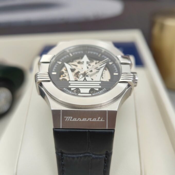 Montre Homme Maserati Potenza – R8821108038 – Automatique – Cadran 42 mm Argenté – Bracelet Cuir Noir – Verre Saphir – Boucle Ardillon – Étanchéité 100 Mètres – Garantie 2 Ans – Design Élégant avec Trident Central et Rouages Apparents - Verre Saphir