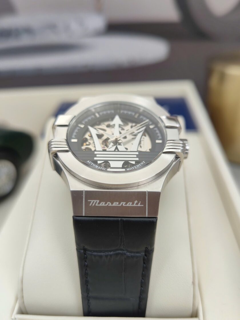 montre homme maserati potenza – r8821108038 – automatique – cadran 42 mm argenté – bracelet cuir noir – verre saphir – boucle ardillon – Étanchéité 100 mètres – garantie 2 ans – design Élégant avec trident central et rouages apparents verre saphir