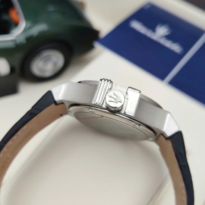 Montre Homme Maserati Potenza – R8821108038 – Automatique – Cadran 42 mm Argenté – Bracelet Cuir Noir – Verre Saphir – Boucle Ardillon – Étanchéité 100 Mètres – Garantie 2 Ans – Design Élégant avec Trident Central et Rouages Apparents - Verre Saphir