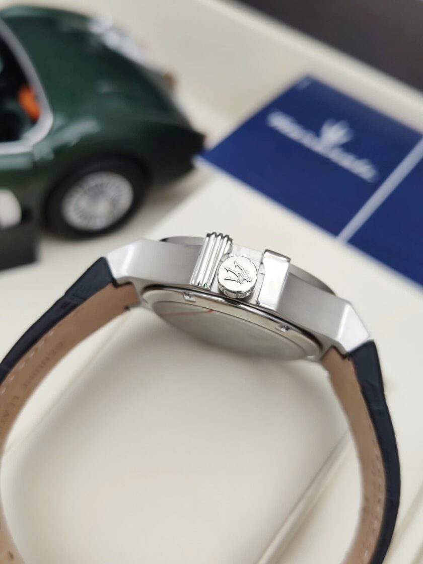 montre homme maserati potenza – r8821108038 – automatique – cadran 42 mm argenté – bracelet cuir noir – verre saphir – boucle ardillon – Étanchéité 100 mètres – garantie 2 ans – design Élégant avec trident central et rouages apparents verre saphir