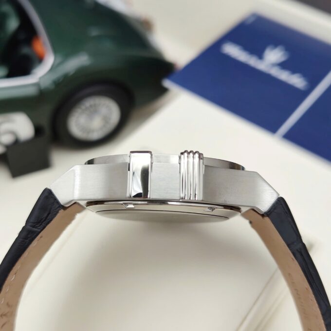 Montre Homme Maserati Potenza – R8821108038 – Automatique – Cadran 42 mm Argenté – Bracelet Cuir Noir – Verre Saphir – Boucle Ardillon – Étanchéité 100 Mètres – Garantie 2 Ans – Design Élégant avec Trident Central et Rouages Apparents - Verre Saphir