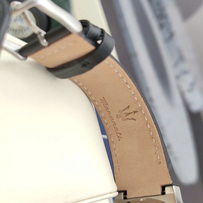 Montre Homme Maserati Potenza – R8821108038 – Automatique – Cadran 42 mm Argenté – Bracelet Cuir Noir – Verre Saphir – Boucle Ardillon – Étanchéité 100 Mètres – Garantie 2 Ans – Design Élégant avec Trident Central et Rouages Apparents - Verre Saphir