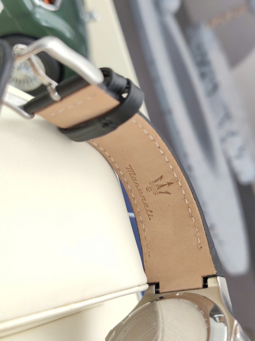 montre homme maserati potenza – r8821108038 – automatique – cadran 42 mm argenté – bracelet cuir noir – verre saphir – boucle ardillon – Étanchéité 100 mètres – garantie 2 ans – design Élégant avec trident central et rouages apparents verre saphir