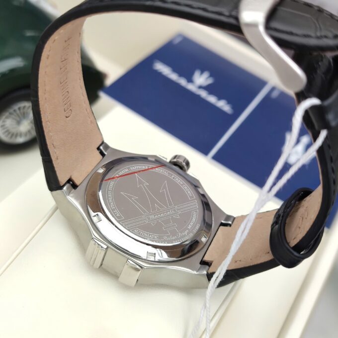 Montre Homme Maserati Potenza – R8821108038 – Automatique – Cadran 42 mm Argenté – Bracelet Cuir Noir – Verre Saphir – Boucle Ardillon – Étanchéité 100 Mètres – Garantie 2 Ans – Design Élégant avec Trident Central et Rouages Apparents - Verre Saphir