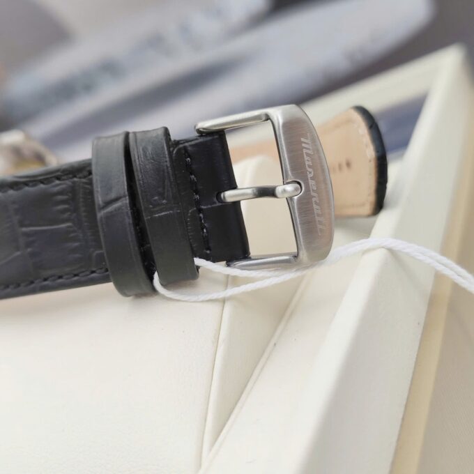 Montre Homme Maserati Potenza – R8821108038 – Automatique – Cadran 42 mm Argenté – Bracelet Cuir Noir – Verre Saphir – Boucle Ardillon – Étanchéité 100 Mètres – Garantie 2 Ans – Design Élégant avec Trident Central et Rouages Apparents - Verre Saphir