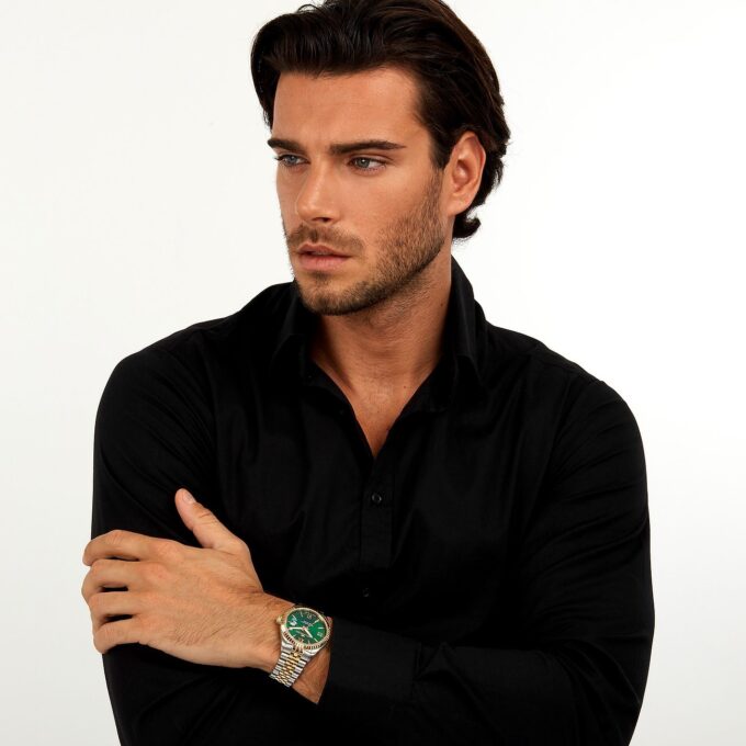 Montre Homme Philip Watch Caribe – R8253597111 – Boîtier Acier 41 mm – Cadran Vert avec Index et Aiguilles Dorés – Mouvement Quartz – Bracelet Acier Bicolore Doré et Argent – Boucle Diver C avec Verrou de Sécurité – Résistante à l'Eau 100 M – Garantie Officielle