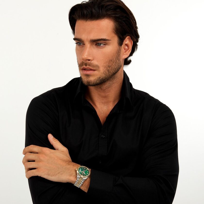montre homme philip watch caribe – r8253597111 – boîtier acier 41 mm – cadran vert avec index et aiguilles dorés – mouvement quartz – bracelet acier bicolore doré et argent – boucle diver c avec verrou de sécurité – résistante à l'eau 100 m – garantie officielle