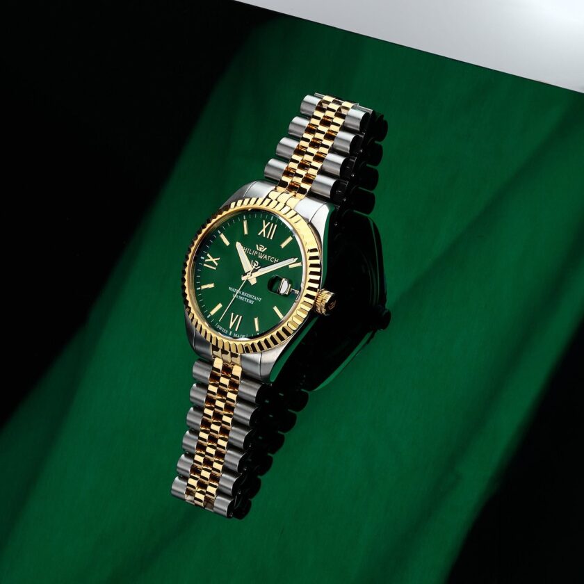 montre homme philip watch caribe – r8253597111 – boîtier acier 41 mm – cadran vert avec index et aiguilles dorés – mouvement quartz – bracelet acier bicolore doré et argent – boucle diver c avec verrou de sécurité – résistante à l'eau 100 m – garantie officielle