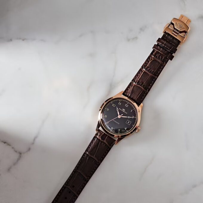Montre Homme Philip Watch Museum – R8221225002 – Boîtier Inoxydable Or Rose 40 mm – Bracelet Cuir Marron – Mouvement Suisse – Étanchéité 10 ATM – Fermeture Papillon avec Bouton Latéral – Garantie 2 Ans – Emballage Original Philip Watch