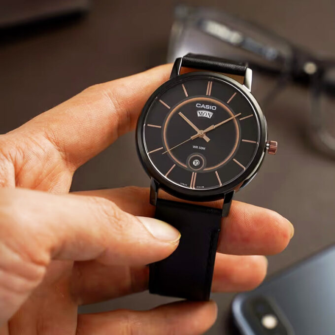 Montre Homme - Casio - Classique, Cadran Noir, Date, Résistante à l’Eau 50m - Acier Inoxydable - Bracelet Cuir Noir - MTP-B120BL-1AVDF