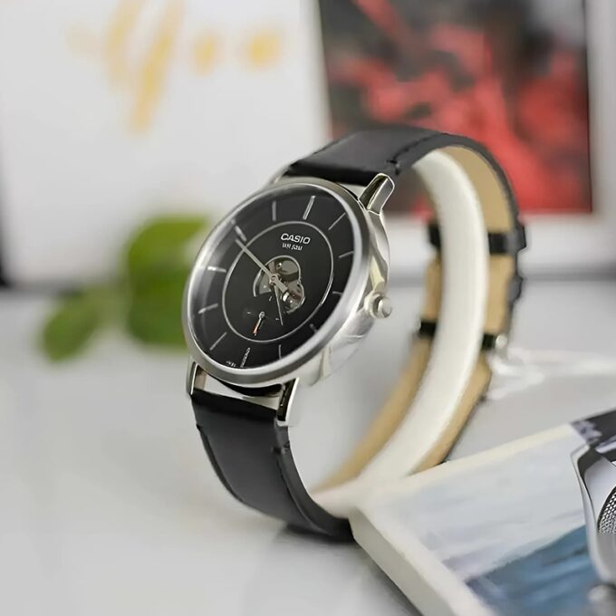 Montre Casio MTP-B130L-1AVDF - Élégance Classique avec Cadran Noir et Bracelet en Cuir - Style Intemporel avec Cuir et Cadran Argenté