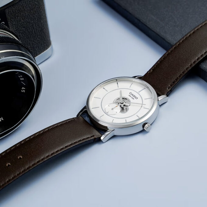 Casio MTP-B130L-7AVDF - Montre Élégante pour Homme avec Résistance à l'Eau - Cadran Blanc et Bracelet en Cuir